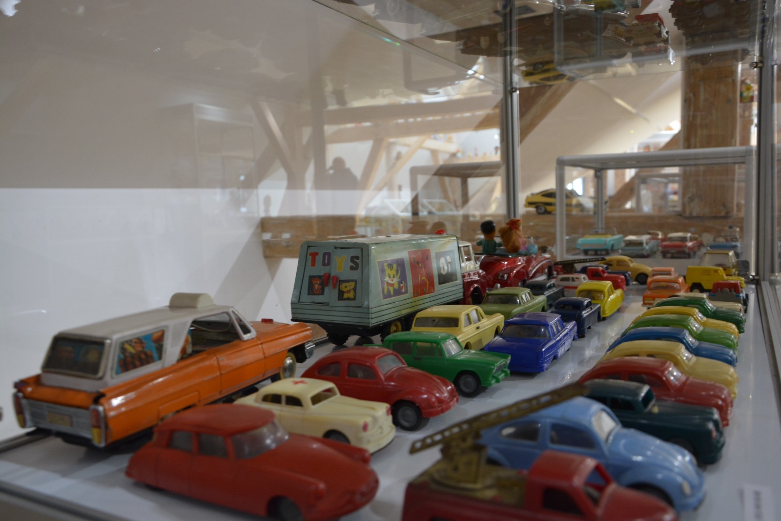 GALERIE FOTO/ Cea mai mare expoziție de jucării, în podul Muzeului de Istorie al Bucovinei. Geta și Liviu, replica românească a păpușilor Barbie și Ken