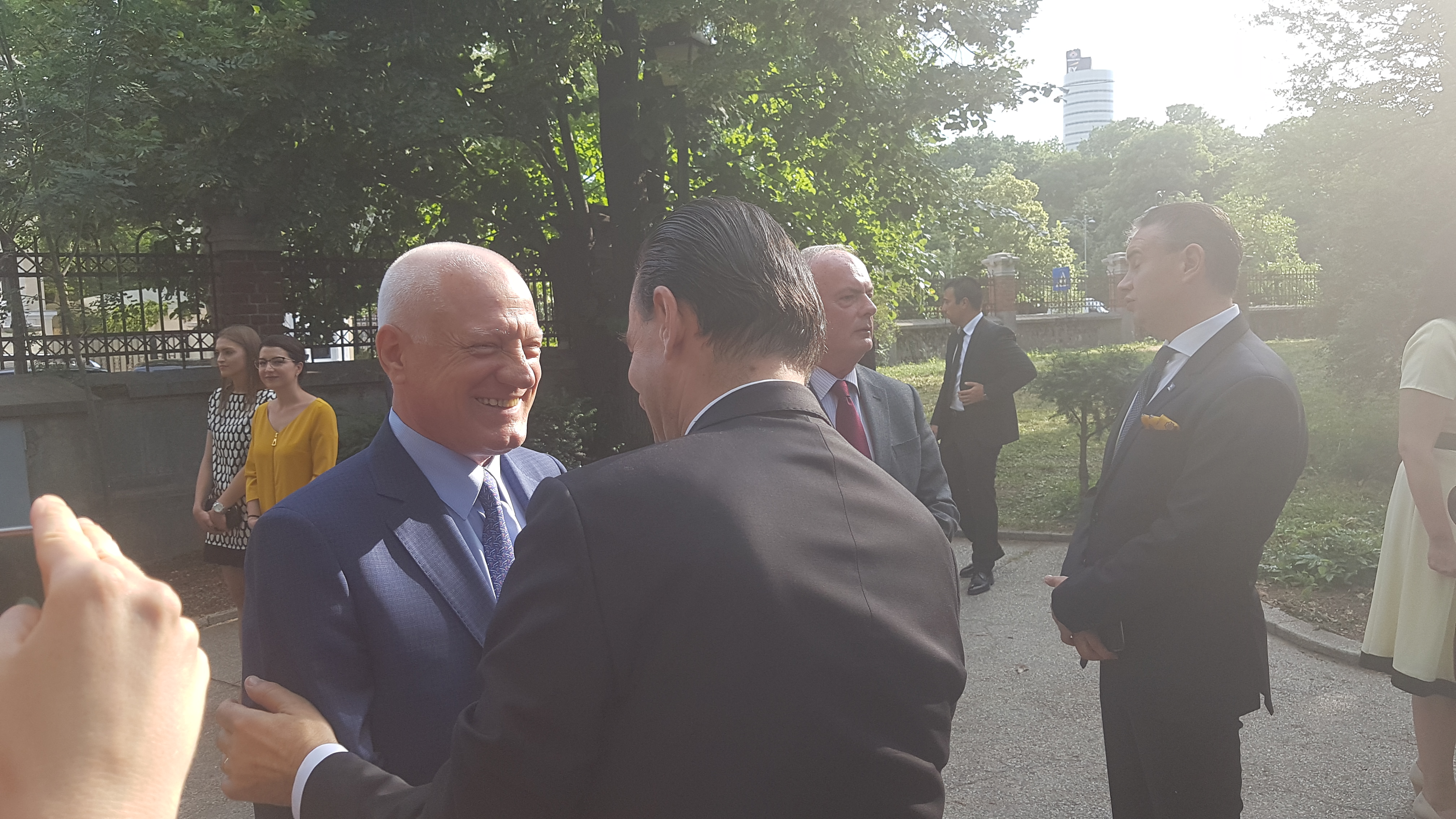 REPORTAJ / PNL a aniversat 143 de ani în grădina sediului central, cu cântece despre unire; Orban, mesaj de unitate (PNL)