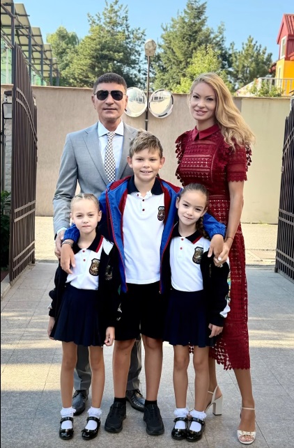 Valentina Pelinel l-a dat de gol! Ce își face Cristi Borcea la față, în fiecare dimineață, pentru a arăta mai tânăr cu 20 de ani: „Mă întrece la capitolul îngrijire”