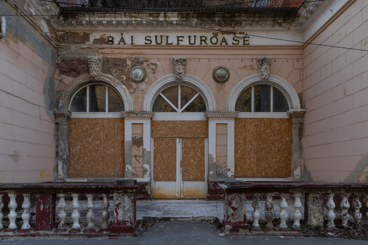 Cum au dispărut ornamentele din Baia Neptun de la Herculane, pe care un grup de tineri încearcă să o salveze. „Dacă te uiți prin oraș, o să le vezi montate pe case, pe balcoane”