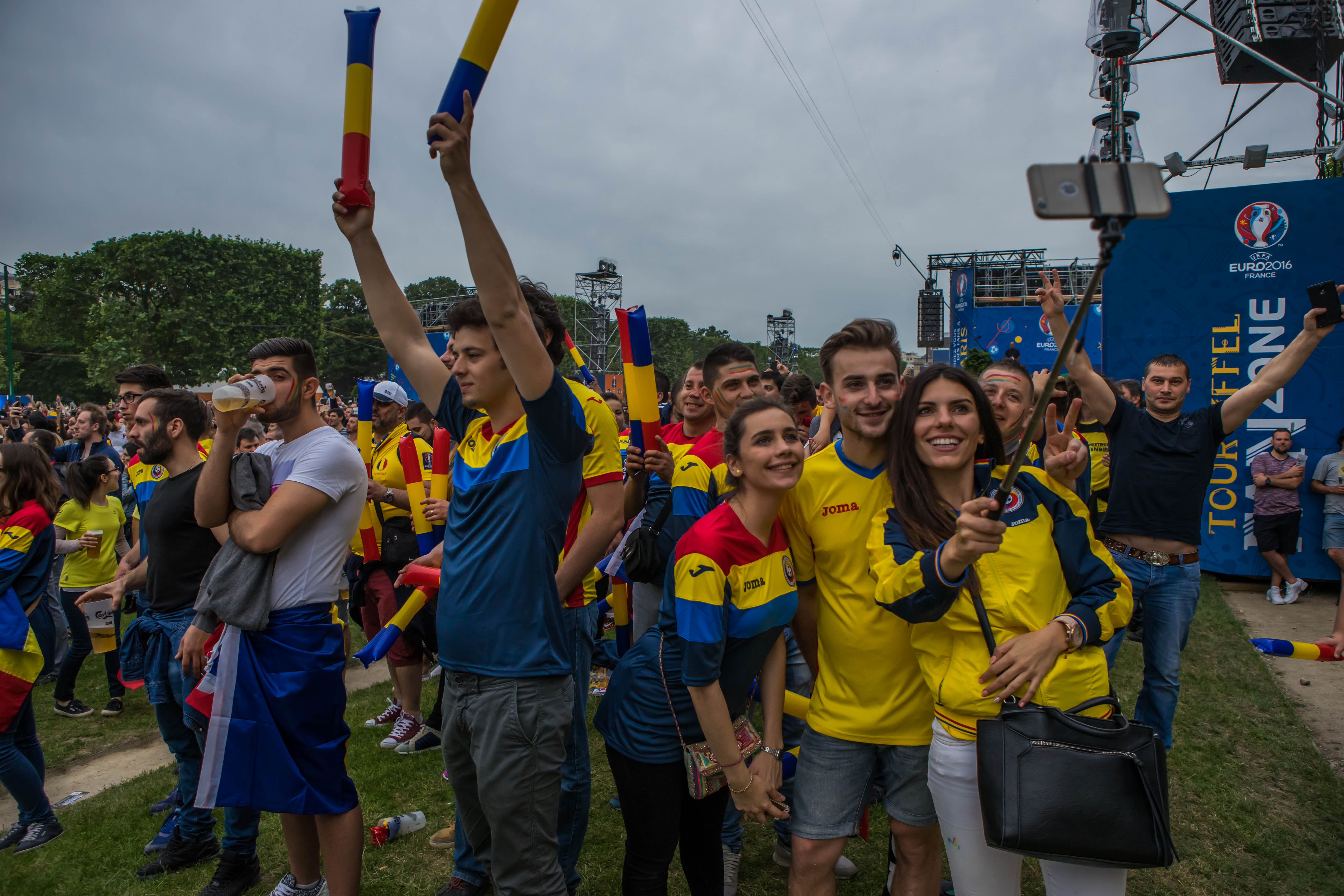 România-Elveția (ora 19.00). Euro 2016. Nebunie cu suporterii tricolorilor la Paris. ”Trăiască DNA-ul, jos comunismul!” LIVE VIDEO