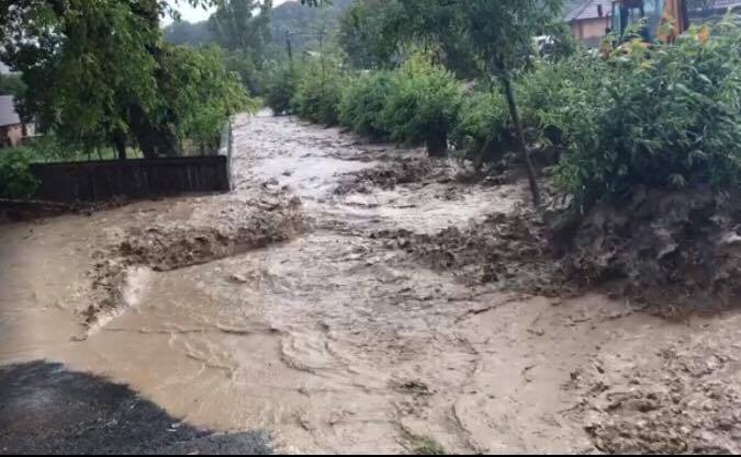 UPDATE: Ambulanța Prahova, inundată în urma ploilor torențiale. Inundațiile au făcut prăpăd în mai multe județe din țară