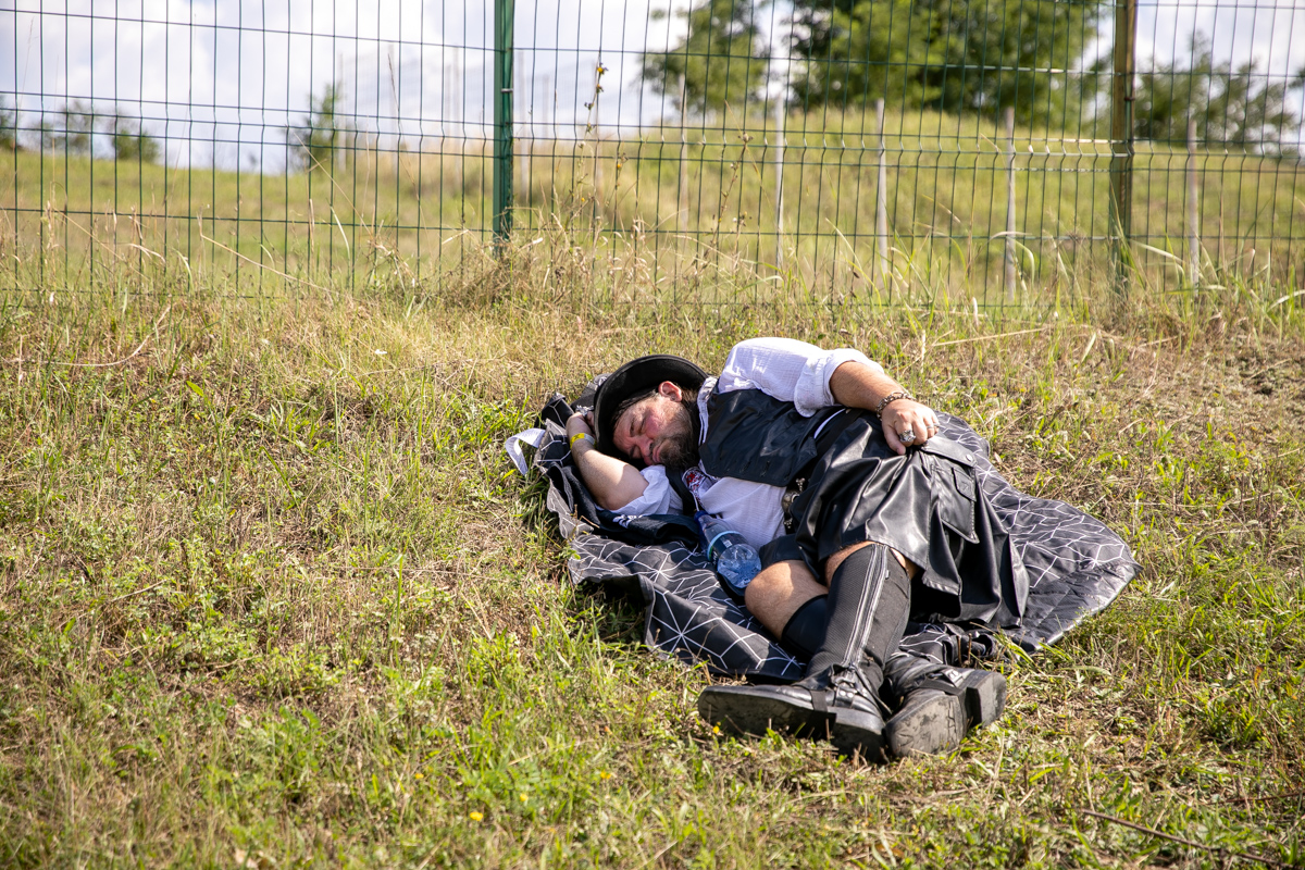 O mireasă și două nunți. Cum a petrecut poporul în vale, iar ceilalți invitați, în deal, la căsătoria „domnului AUR”, George Simion