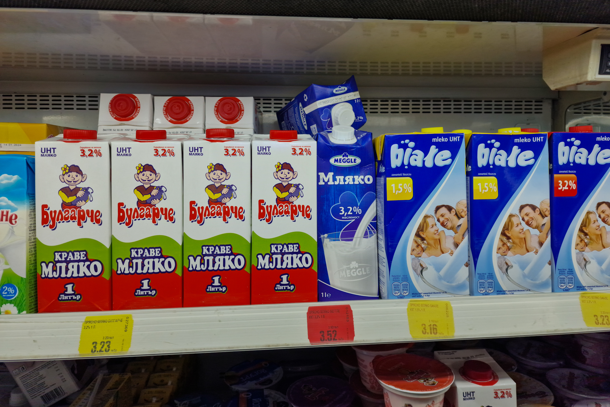 PODUL PRIETENIEI ALIMENTARE înainte de Crăciun și Revelion. Am comparat prețurile din Bulgaria cu cele din România. Mai e o afacere să mergi la vecini pentru cumpărături?