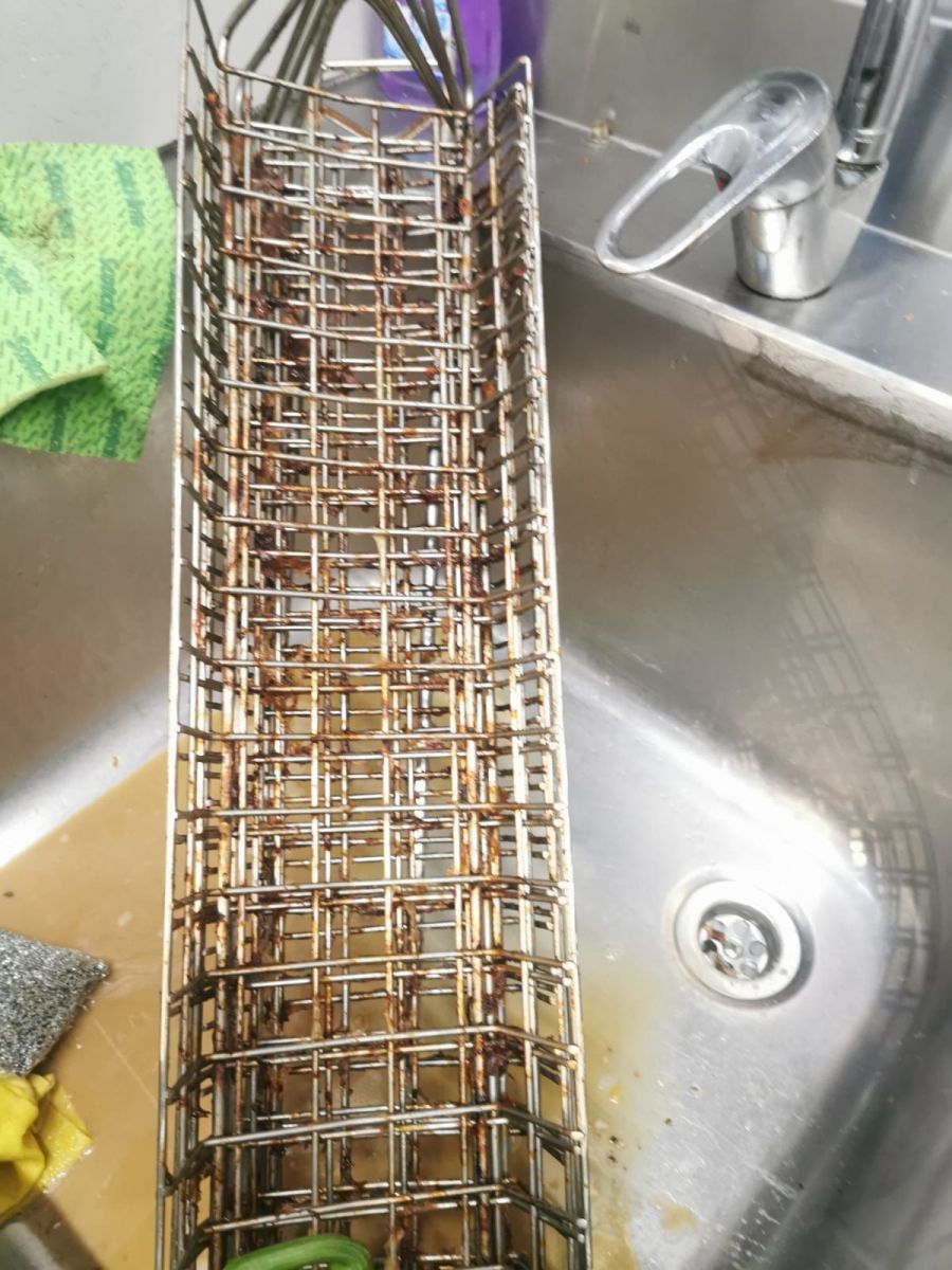 Două magazine Mega Image din Ilfov au fost închise de ANPC. Inspectorii au găsit insecte moarte, mizerie, produse alterate și expirate