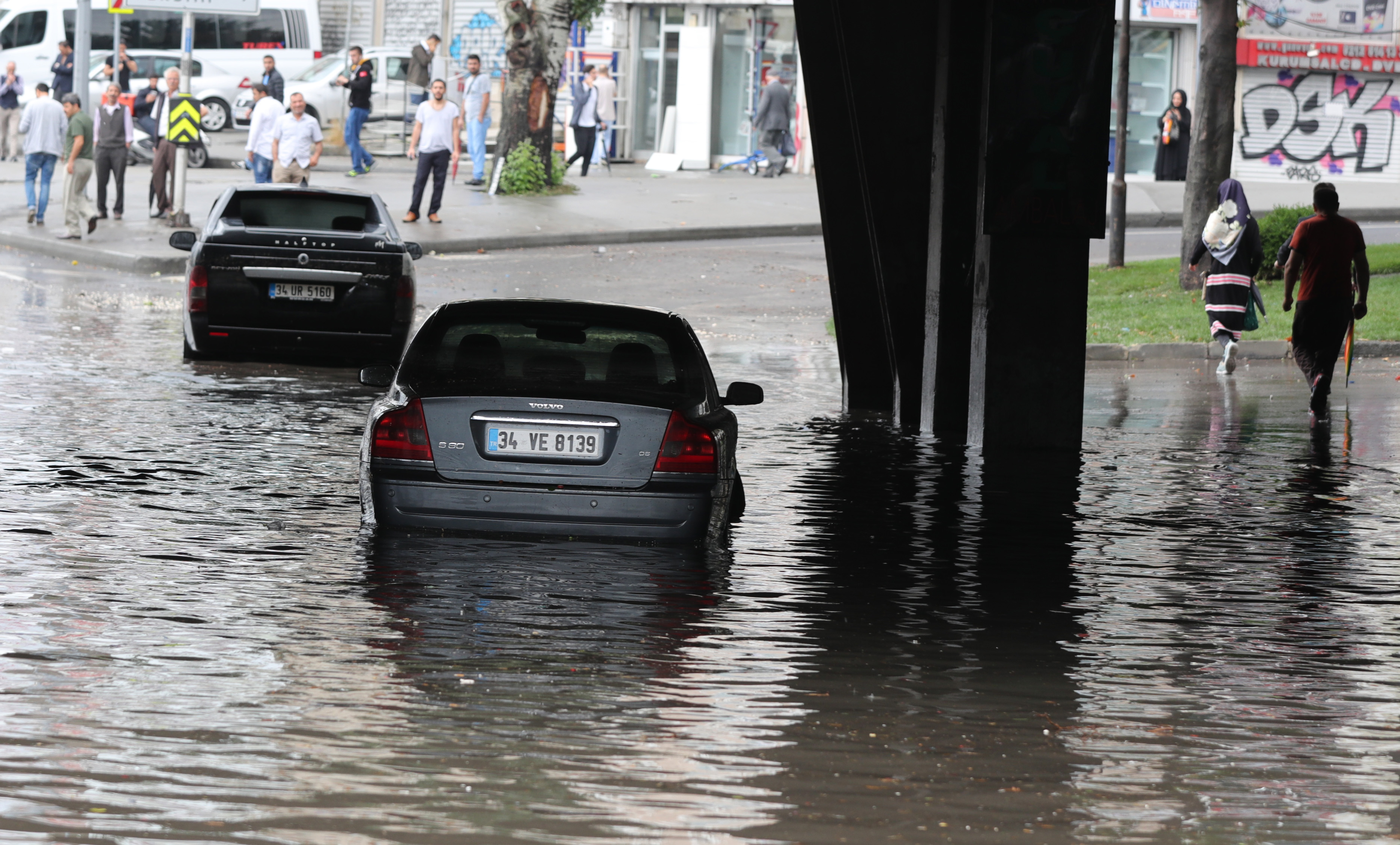Istanbul, inundat în urma ploilor torențiale. Circulația a fost paralizată | FOTO