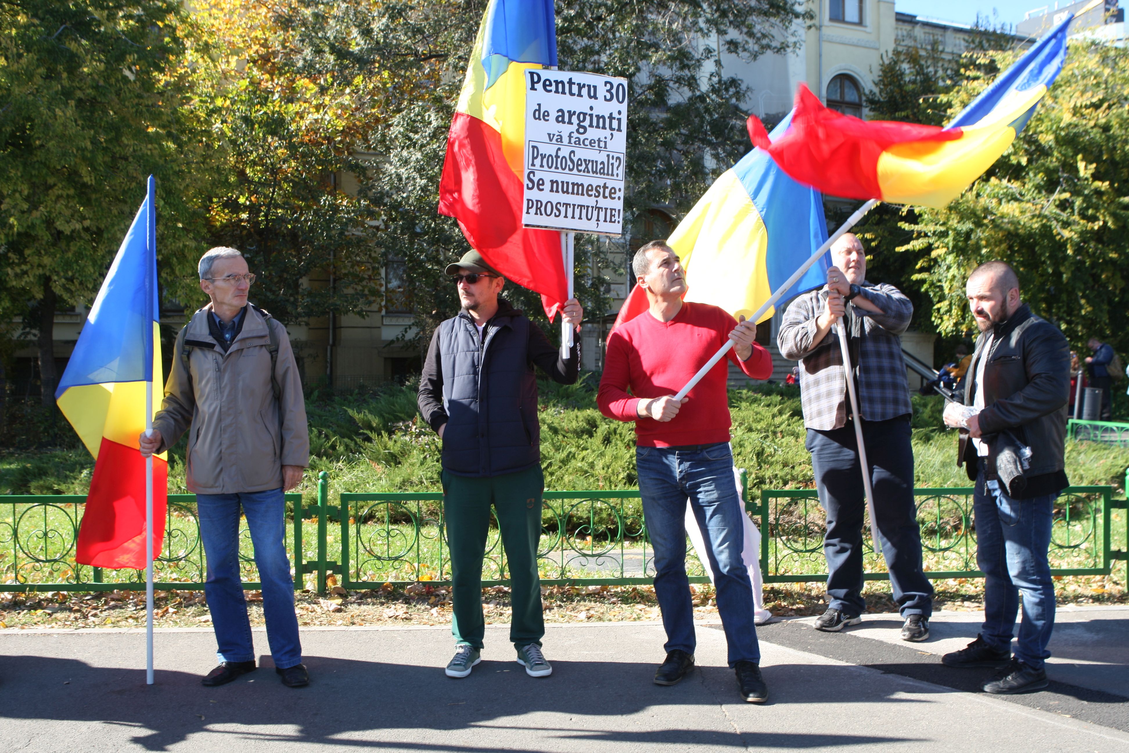 GALERIE FOTO / Protest al părinților în Piața Victoriei, joi, împotriva propagandei homosexuale în școli