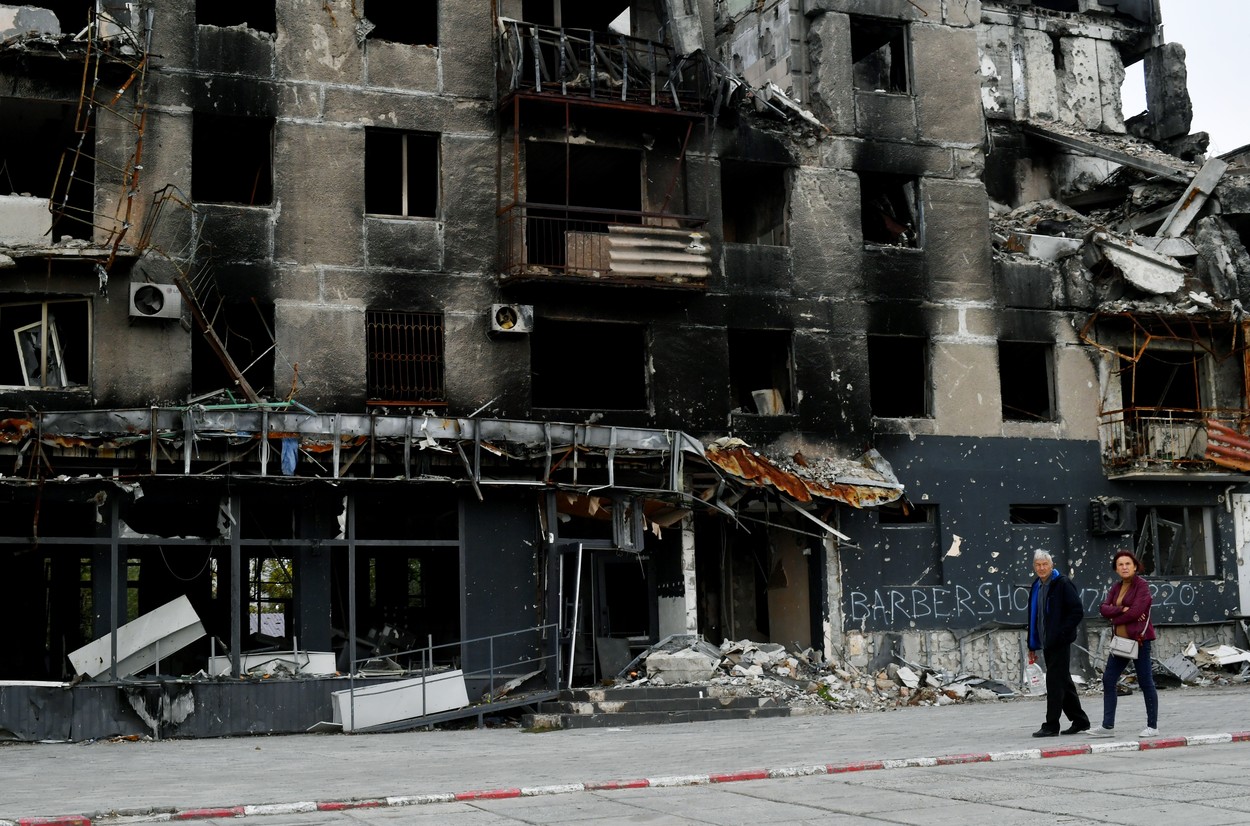 Un an de la căderea Mariupolului. Viața celor rămași în orașul distrus. „Trăim frugal. Pâine, apă, câțiva cârnați. Asta este tot”