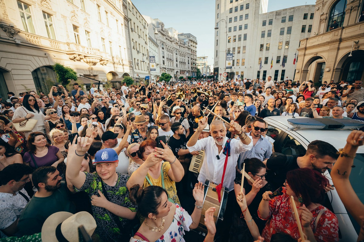 Cum a apărut Damian Drăghici cu trupa sa pe Calea Victoriei din București. Oameni de toate vârstele au dansat pe stradă