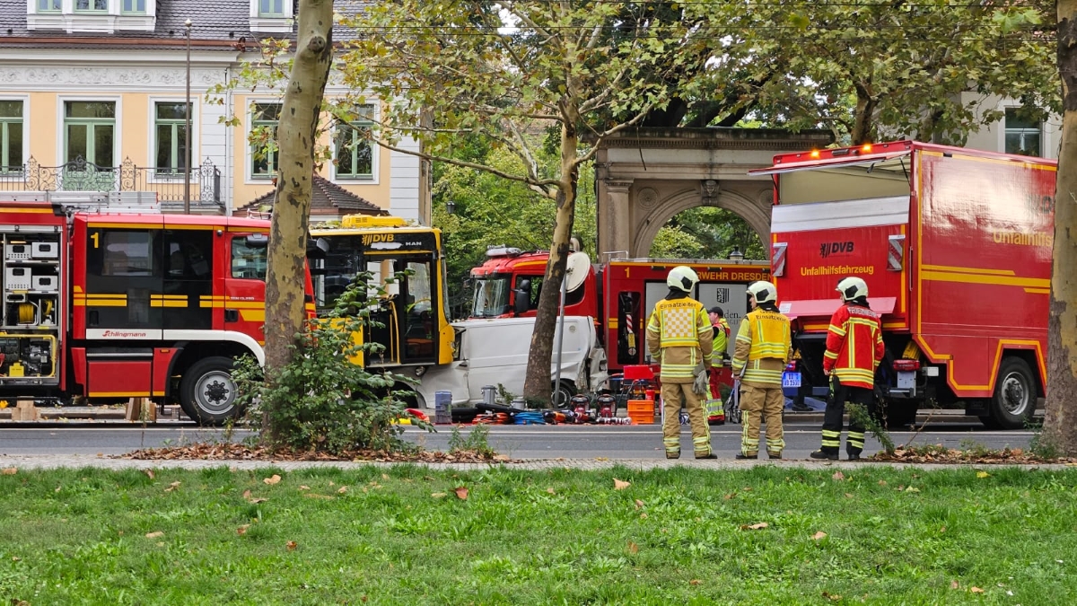 30 de victime printre pasagerii unui autobuz, care a smuls un copac din rădăcini și apoi s-a urcat pe o dubă, în Dresda