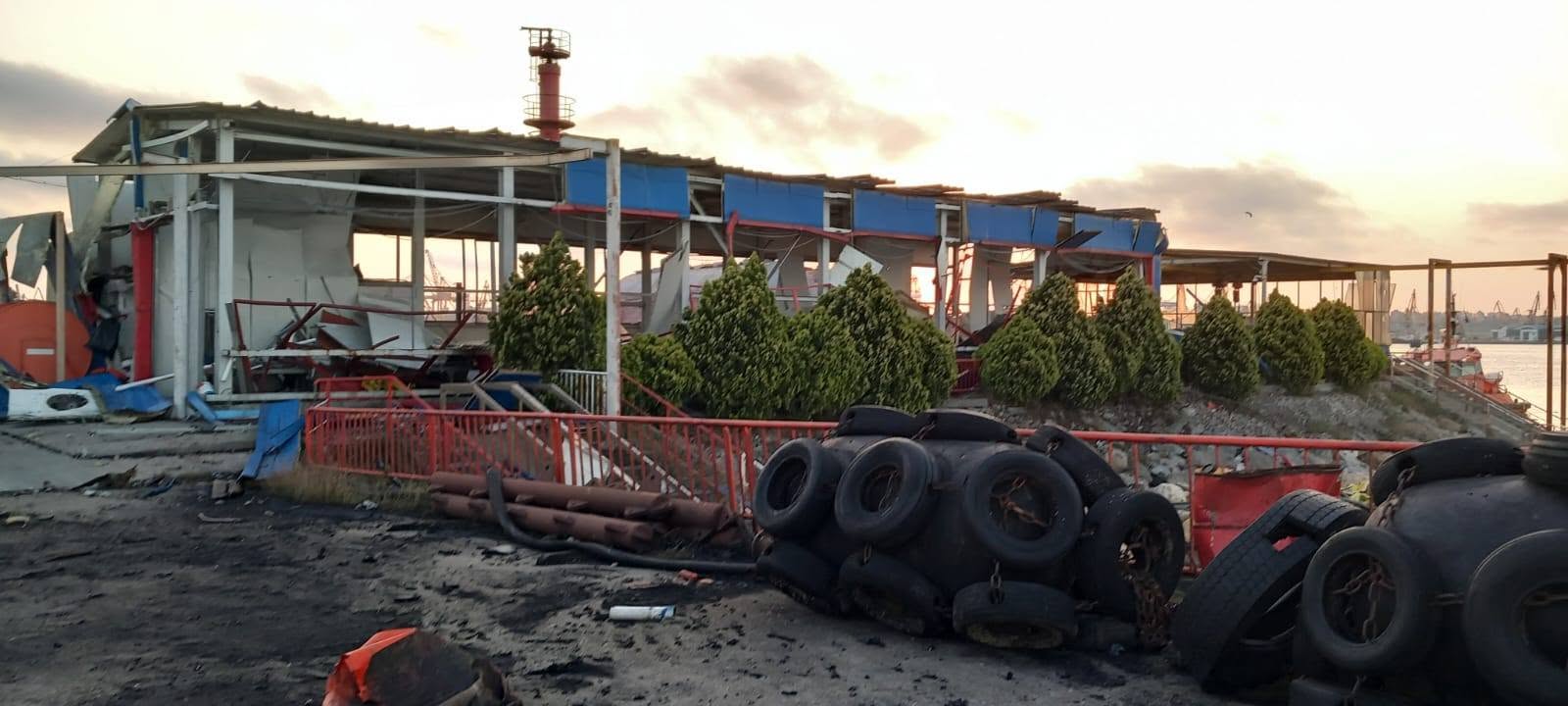 Cum arată hala ARSVOM din Portul Constanța, după explozia dronei maritime în Dana 78