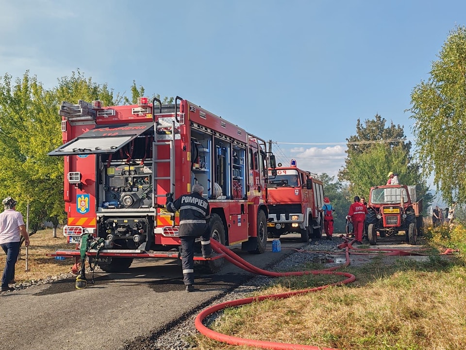Incendiu uriaș de vegetație în Maramureș. Flăcările au ajuns în zona locuințelor. Circa 90 de oameni, evacuați