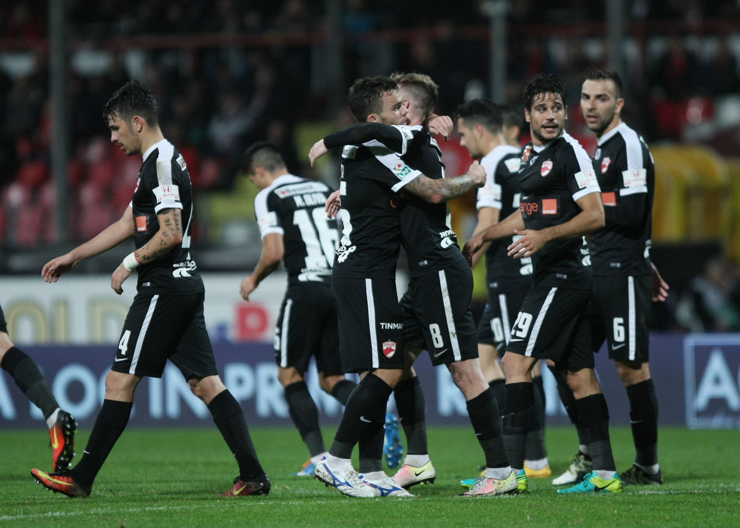 Liga 1, etapa 13. Dinamo - Pandurii 4-0. Autogol incredibil Lazar, ”dublă” Lazăr, plus Palici. ”Câinii”, în negru, în memoria lui Titi Frățilă. Fanii i-au cerut demisia lui Ando / VIDEO