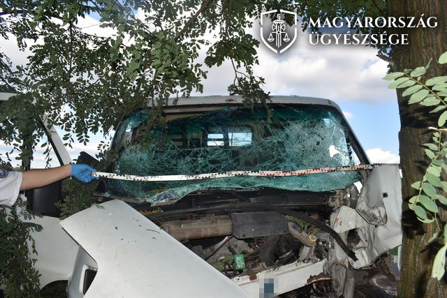 Fának csapódott a furgon, amelyikben menet közben cseréltek sofőrt
