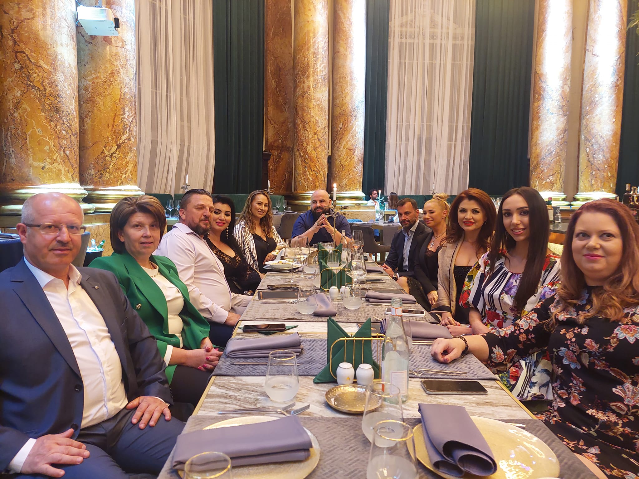 Petrecerea de lux a Adrianei Bahmuțeanu. A împlinit 49 de ani, iar Anamaria Prodan a sărbătorit-o în restaurantul iubitului