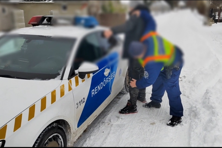 Nem éppen rendeltetésszerű használat – Járókelőre támadt a hólapáttal egy férfi a Balatonnál – videó