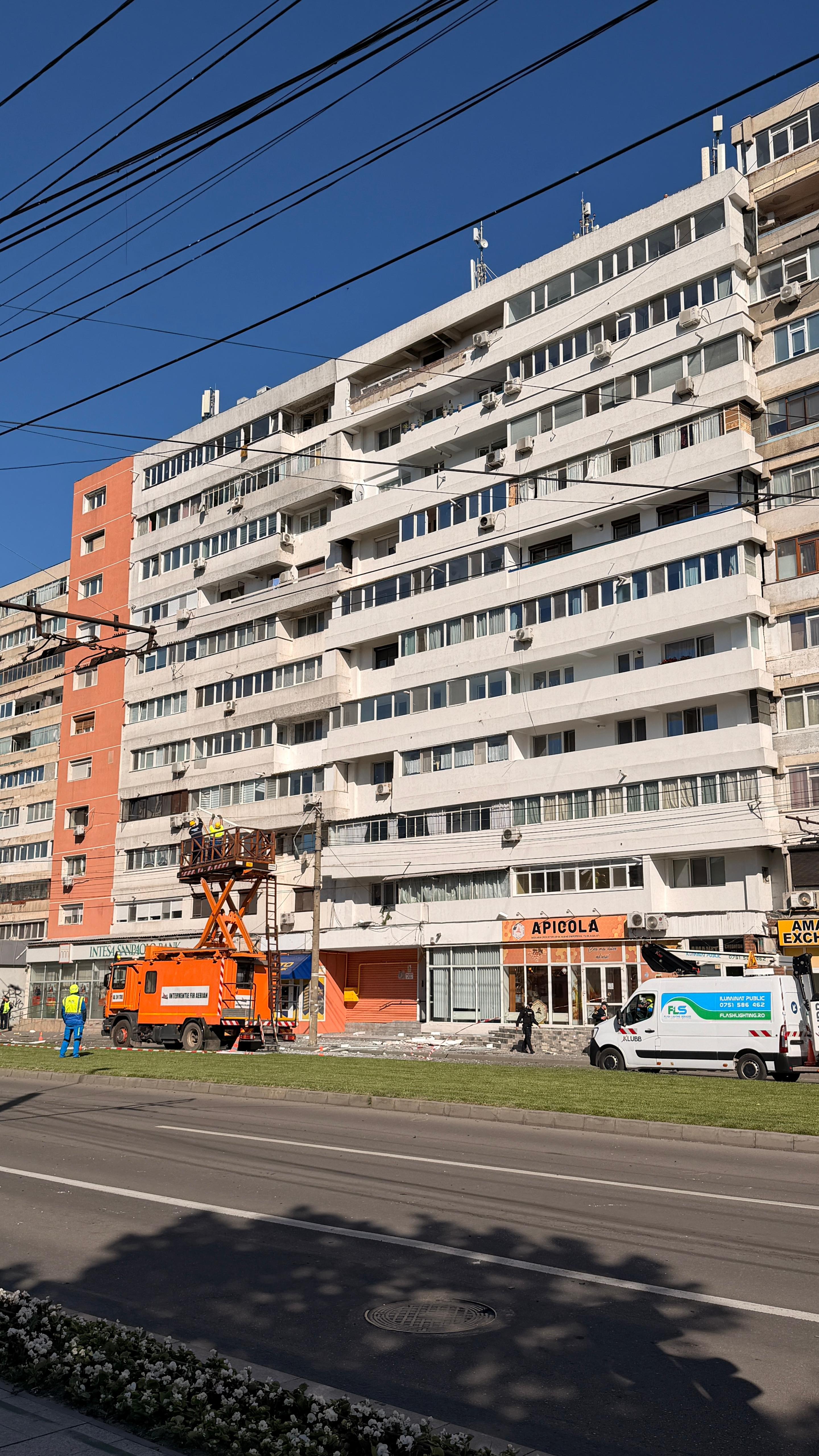 Locuitorii din blocul peste care a căzut drona la Galați se vor putea întoarce în apartamente, dar momentan nu vor avea nici gaze și nici curent electric