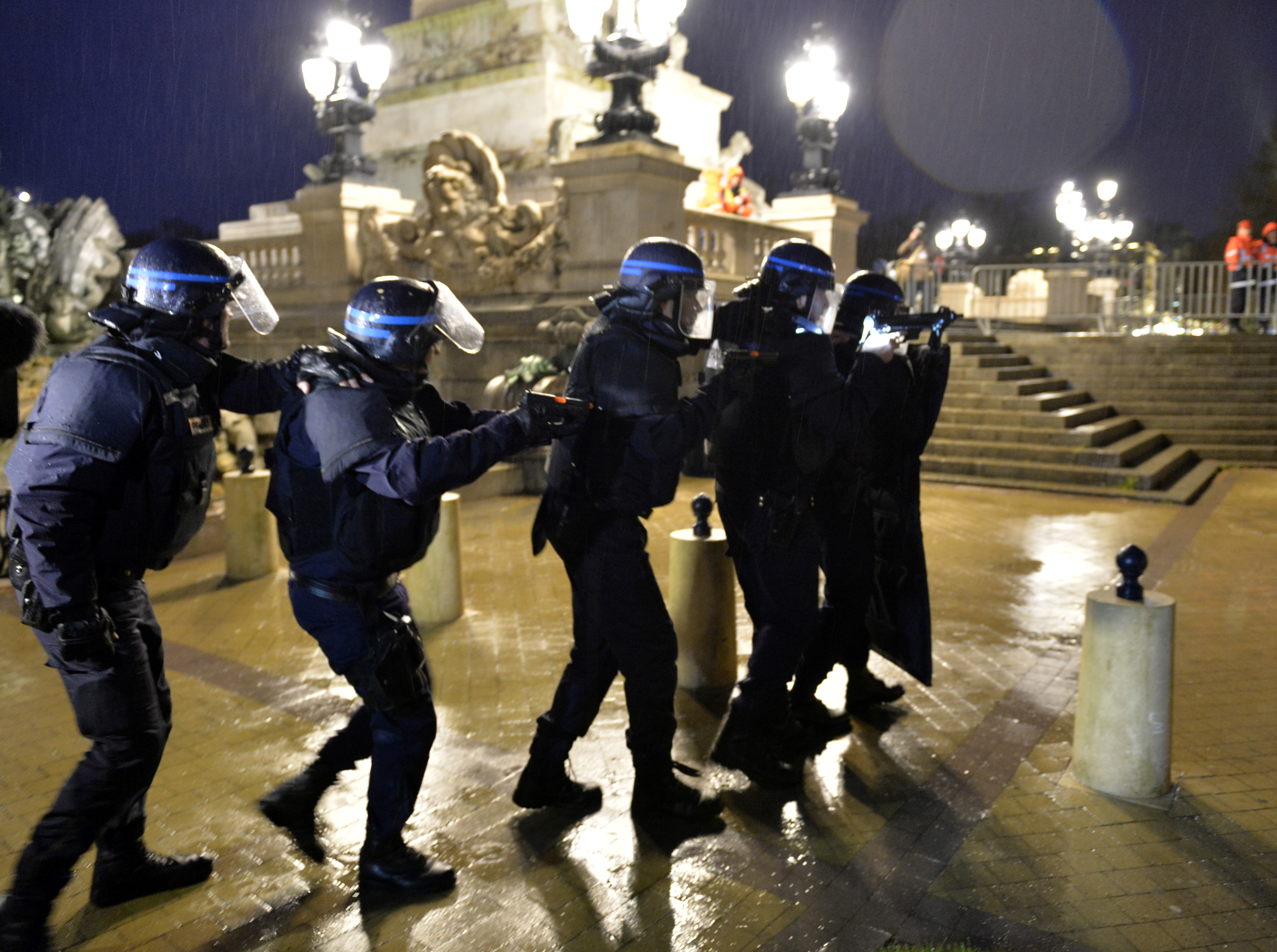 Gazdele Euro 2016 au simulat un atentat terorist în fanzone-ul de la Bordeaux / GALERIE FOTO