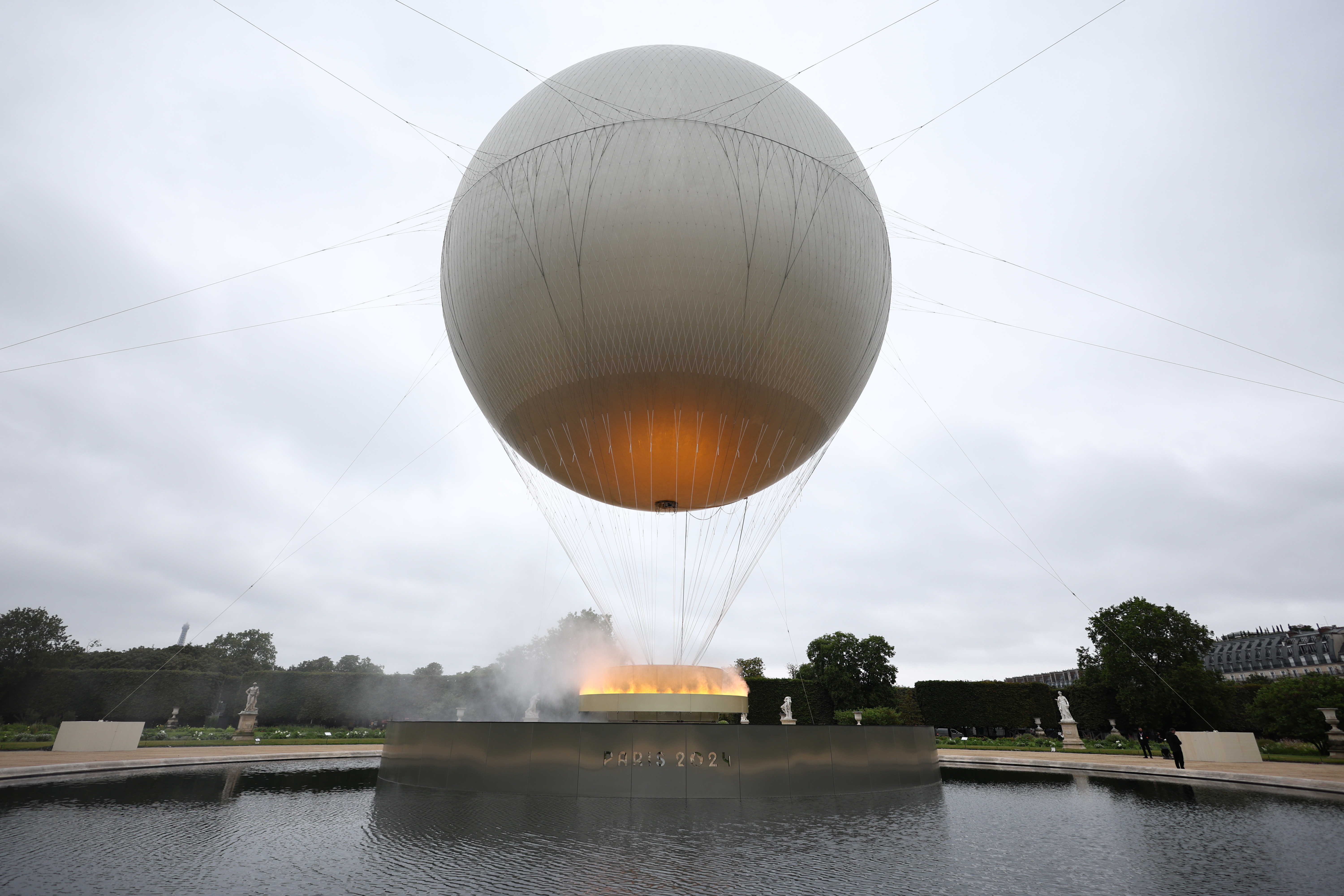 Flacăra olimpică de la JO 2024 arde pe cerul Parisului sub un balon. O inovație tehnică ce folosește electricitate pentru a imita un foc real