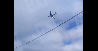 Mi történt? Lángoló hajtóművel csapódott a földbe egy katonai repülő - videón a tragédia