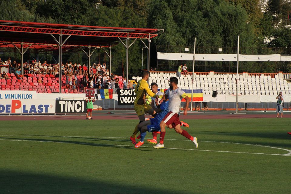 Liga I: FC Voluntari - CSU Craiova 1-2. Oltenii au obţinut primul succes în deplasare, printr-un gol superb reuşit de Vătăjelu. Ilfovenii rămân fără victorie în Liga I