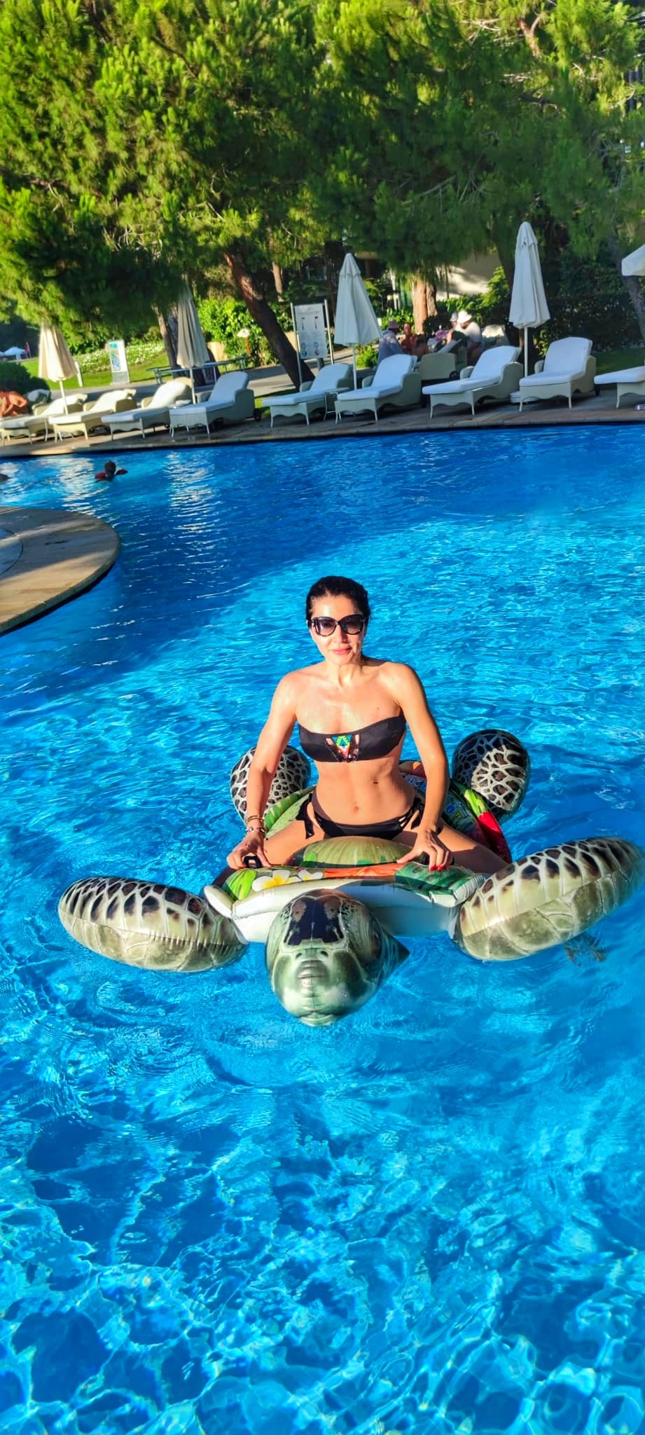 Imagini din vacanța lui Carmen Brumă cu Mircea Badea și fiul lor în Turcia. Cât costă un sejur la hotelul unde s-au cazat