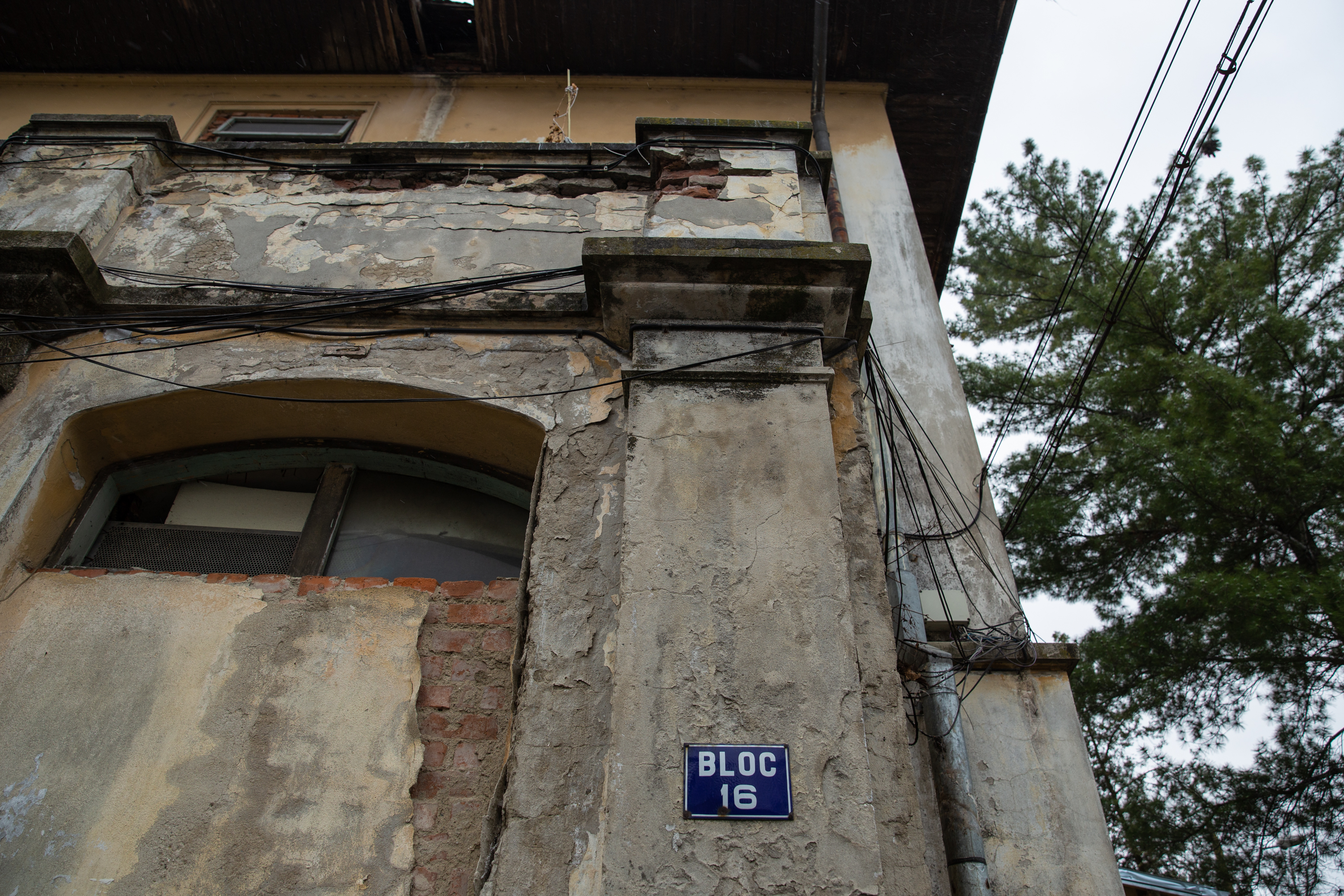 Oameni fără nici o armă în fața coronavirusului. Igienă la lighean și veceuri turcești în ”blocurile grecești” din Ștefănești
