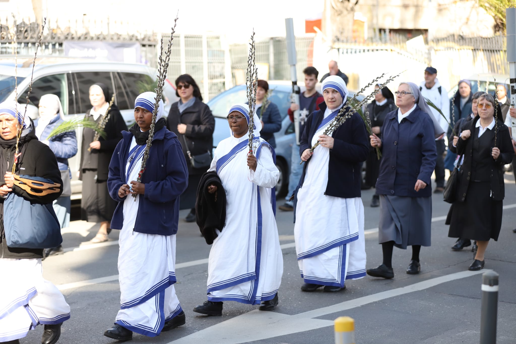 Pelerinajul de Florii, în București: sute de credincioși catolici au participat azi la tradiționala procesiune religioasă