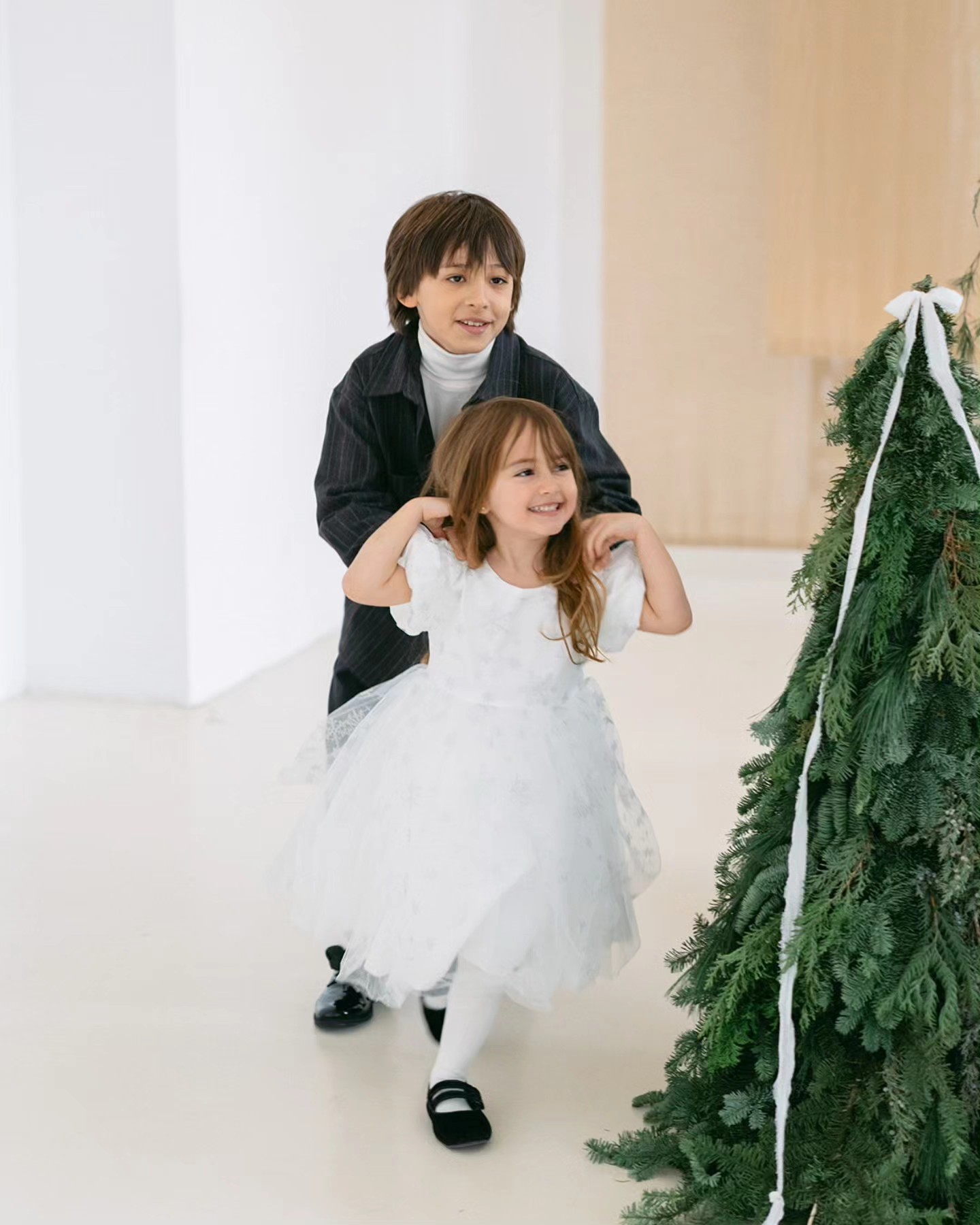Imagini din sufrageria Danei Rogoz, decorată de Crăciun. A împodobit bradul alături de cei doi copii