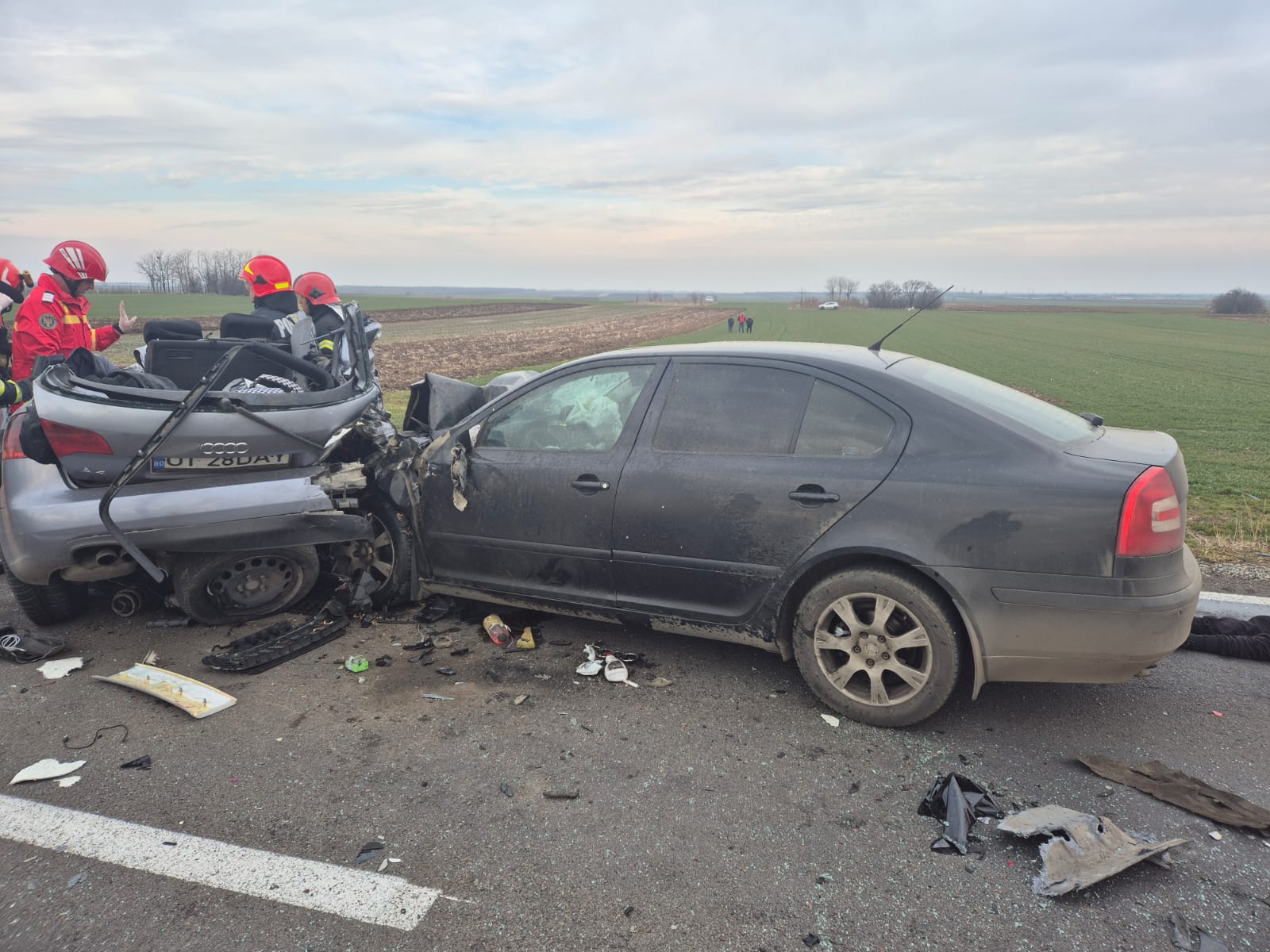 Trei morți și trei răniți pe DN6 la Zănoaga, în Dolj, într-un accident cu un TIR și două autoturisme