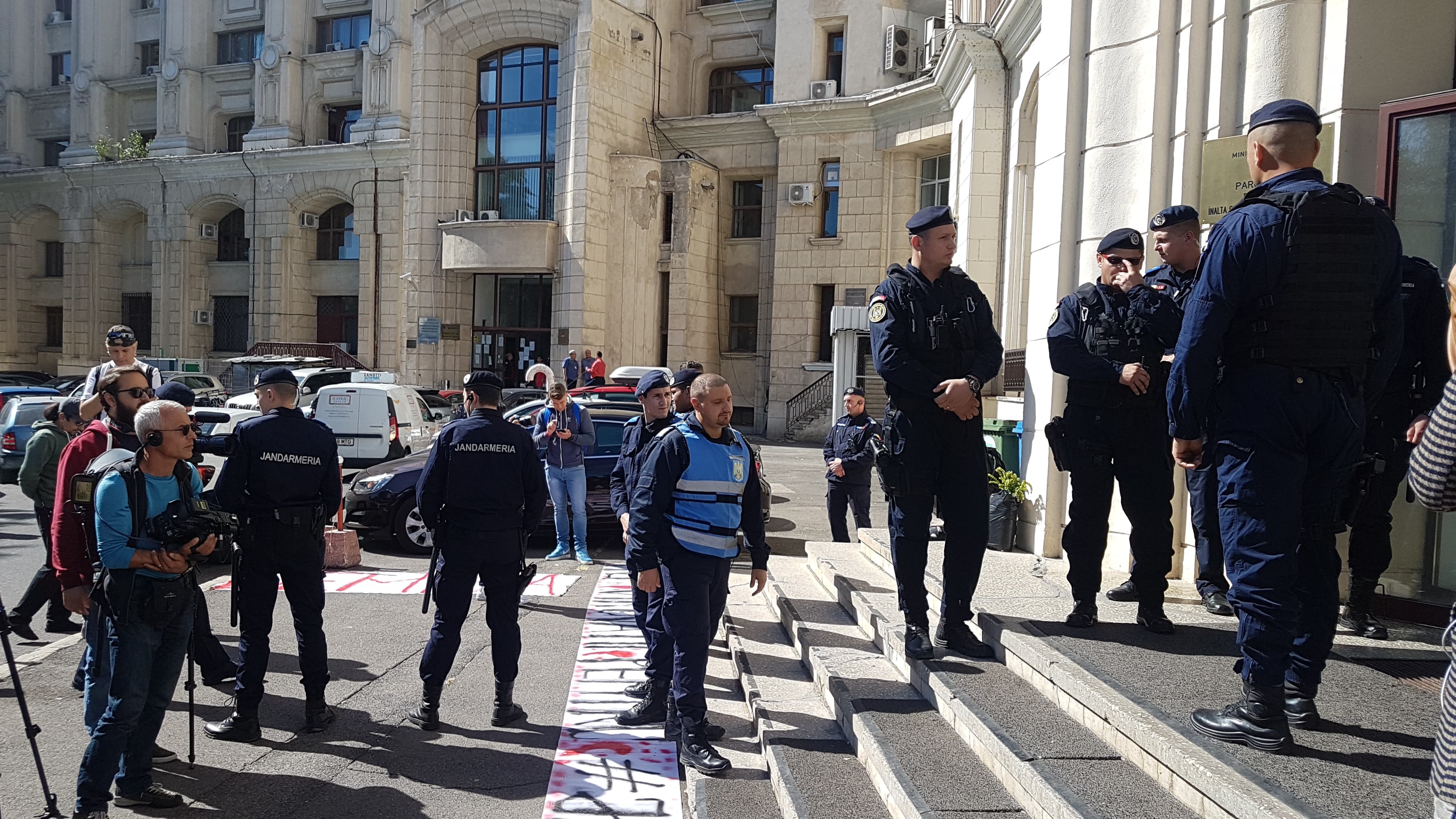 Fostul șef al Jandarmeriei, colonelul Sebastian Cucoș, huiduit la Parchetul General. Jandarmii au făcut scut în jurul lui