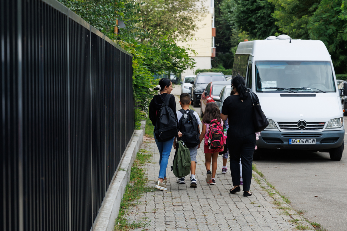 ROMÂNIA, RUPTĂ ÎN DOUĂ: Cum arată viața copiilor români care își văd părinții doar o dată pe an: „Când vine mama, simt că plutesc pe un nor”