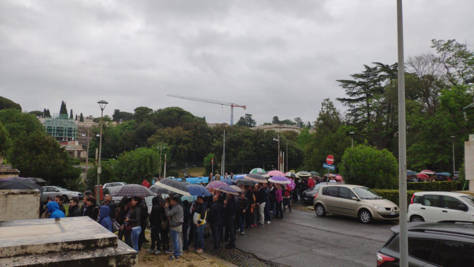 FOTO, VIDEO | Imagini incredibile la Londra: coadă interminabilă la secția de votare din cartierul botezat „Little Romania”! Mobilizare exemplară a diasporei și în Germania, Italia, Olanda și Belgia