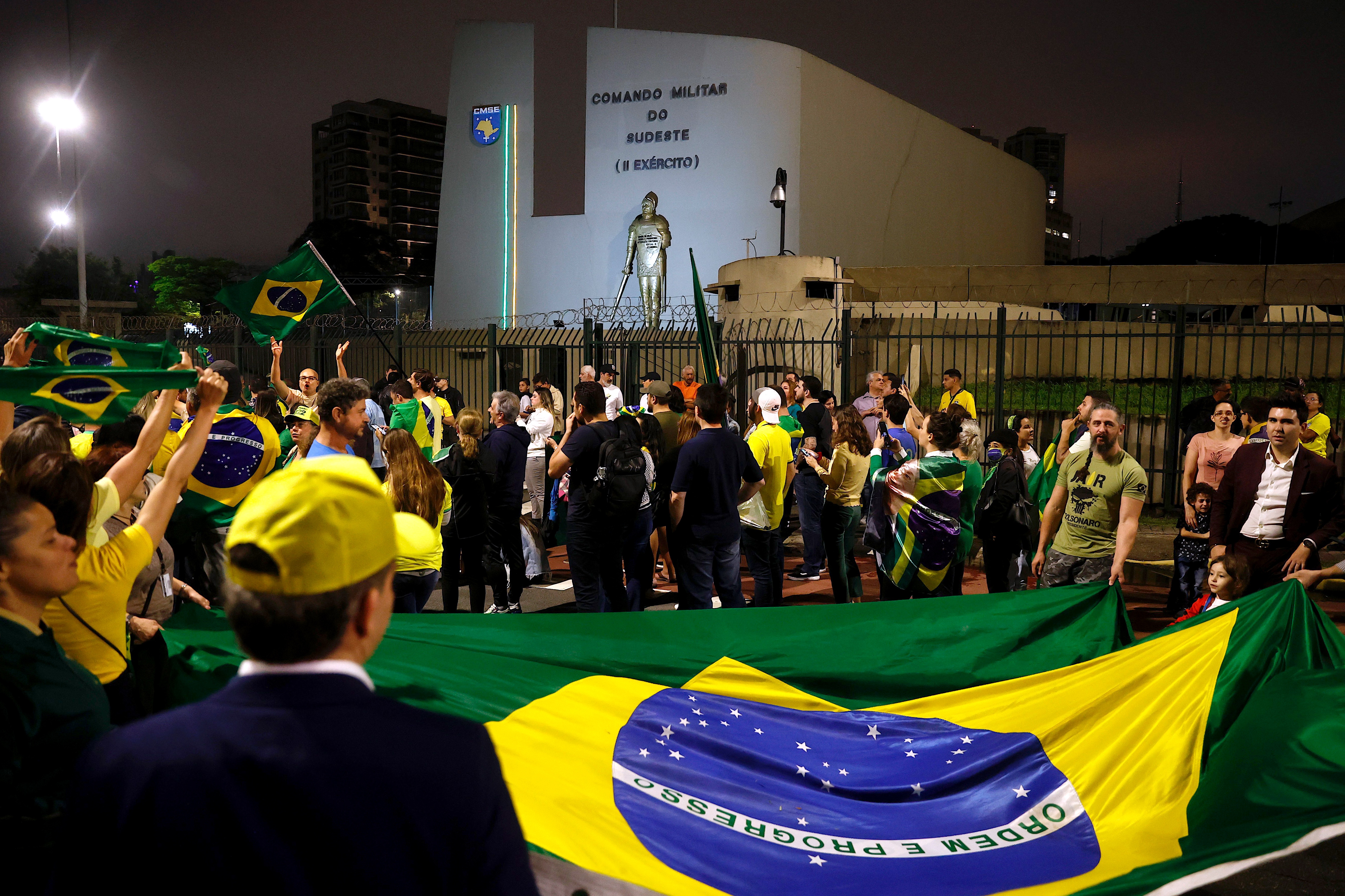 Susținătorii lui Bolsonaro încearcă să paralizeze Brazilia, după ce Lula a câștigat alegerile prezidențiale. Protest cu mii de camioane pe autostrăzi