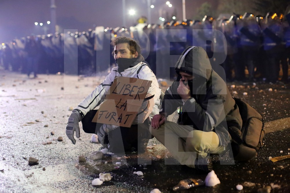 Violențe între ultrași și jandarmi, miercuri seară, în Capitală, pe finalul protestelor / FOTO & VIDEO