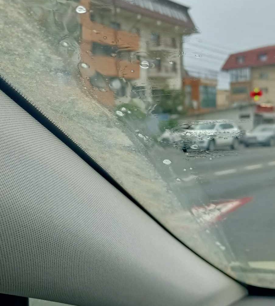 Praf saharian în România. Șoferii din mai multe zone ale țării și-au găsit azi mașinile acoperite de un strat roșiatic. FOTO