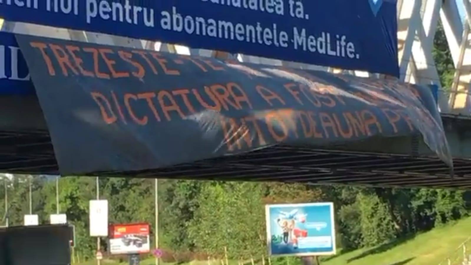FOTO / Acţiuni împotriva OUG privind amnistia şi graţierea, în Capitală. Banner pe podul de la Fântâna Morița și incidente în Piața Victoriei