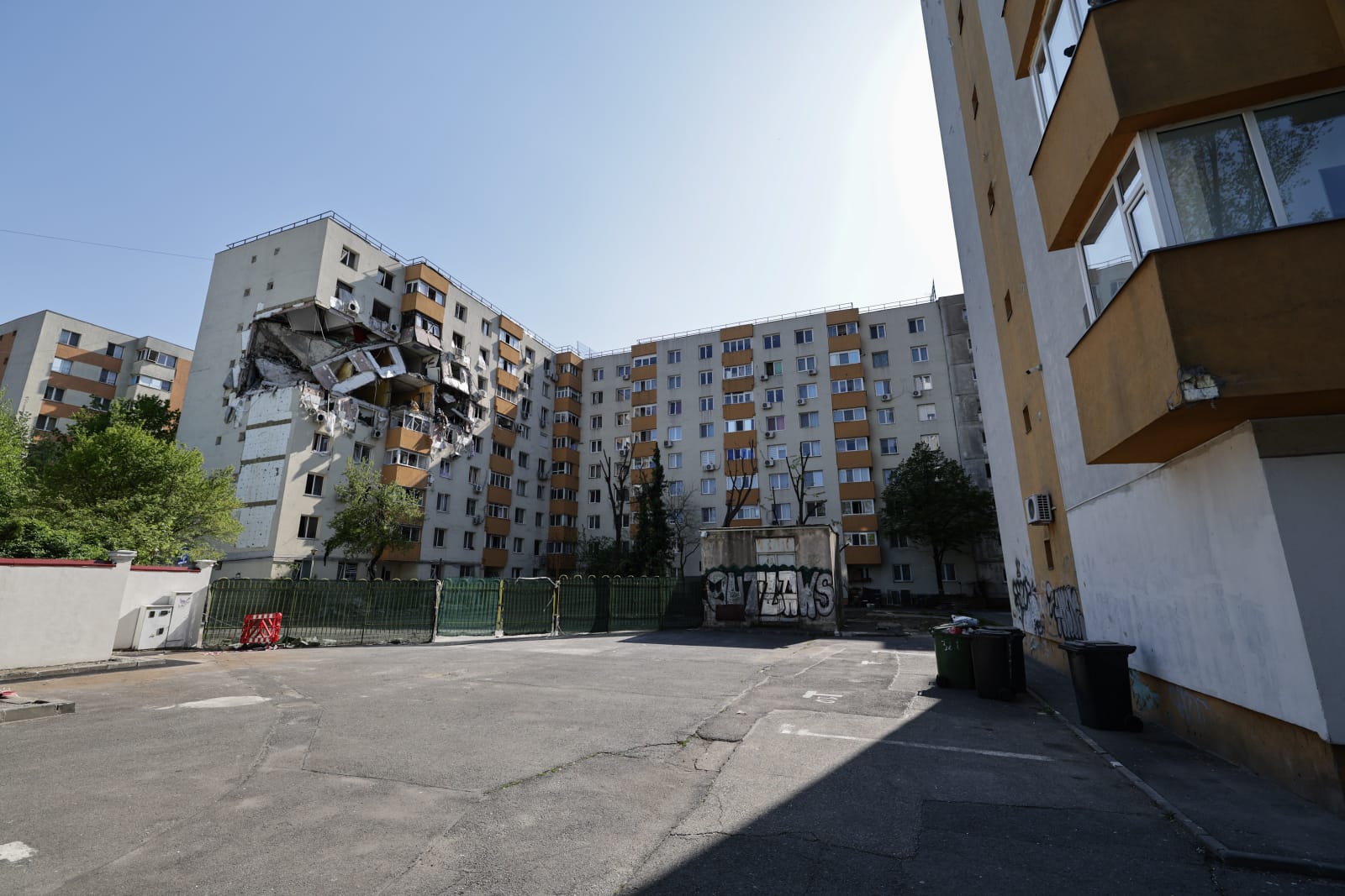 Locatarii blocului care a explodat în Rahova acum 6 luni sunt disperați: „Nimeni nu ne ajută. Venim ca proștii pe aici, ne uităm și plecăm”