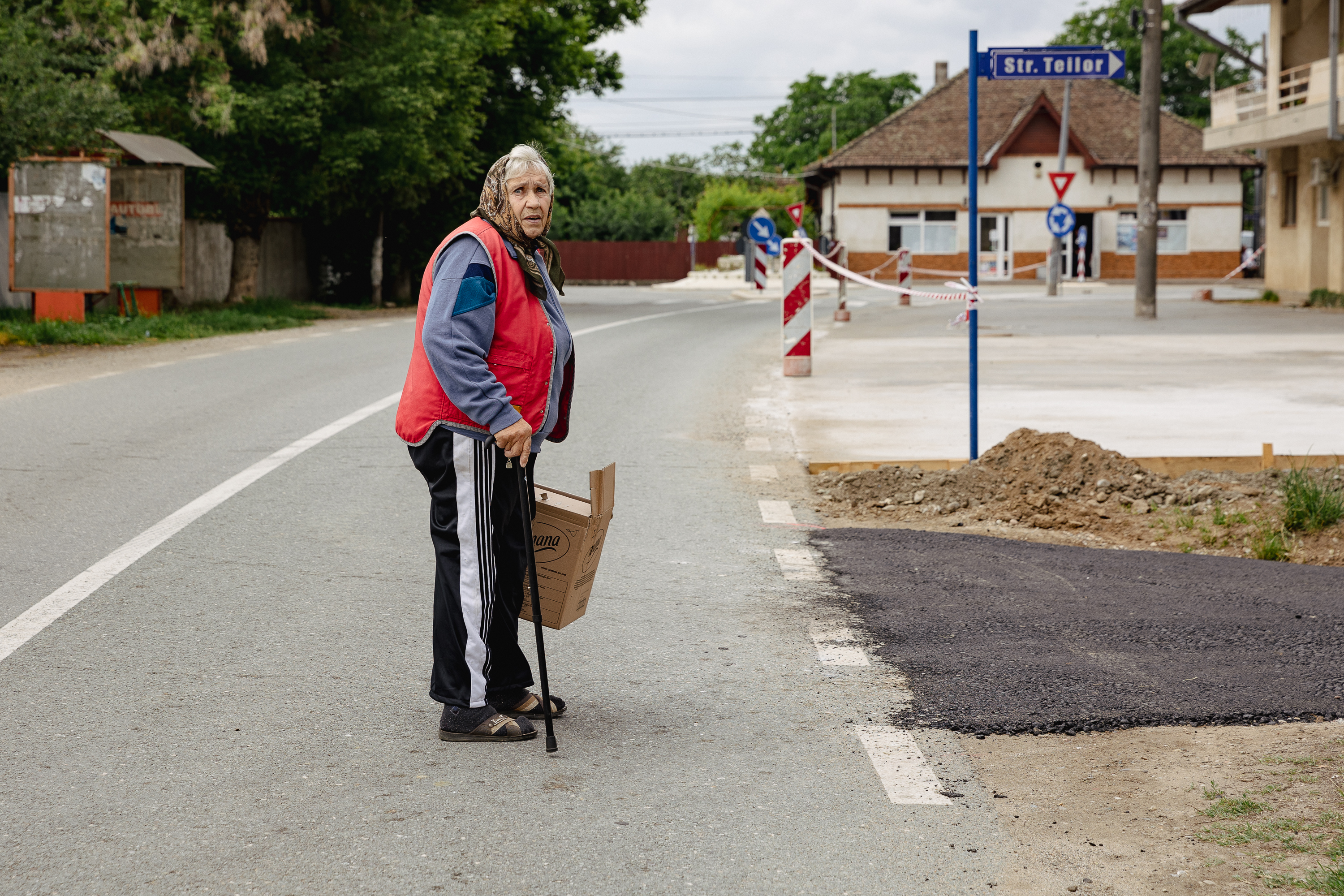 REPORTAJ | Pulsul campaniei în comuna din Mehedinți unde doi foști soți candidează la primărie: „Să mai conducă și muierile! Că poate mai țin și cu muierile! Că oamenii nu țin decât cu oamenii!”