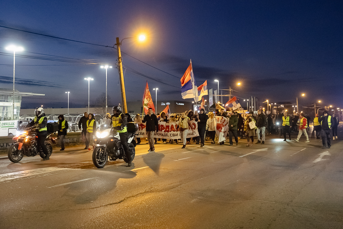 Blocadă pe un mare pod peste Dunăre din Belgrad. De aproape 4 luni, sârbii strigă „Corupția ucide!” | Video/Fotogalerie