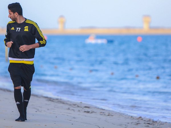 Victor Pițurcă scoate untul din fotbaliștii săi pe plaja din Dubai / GALERIE FOTO