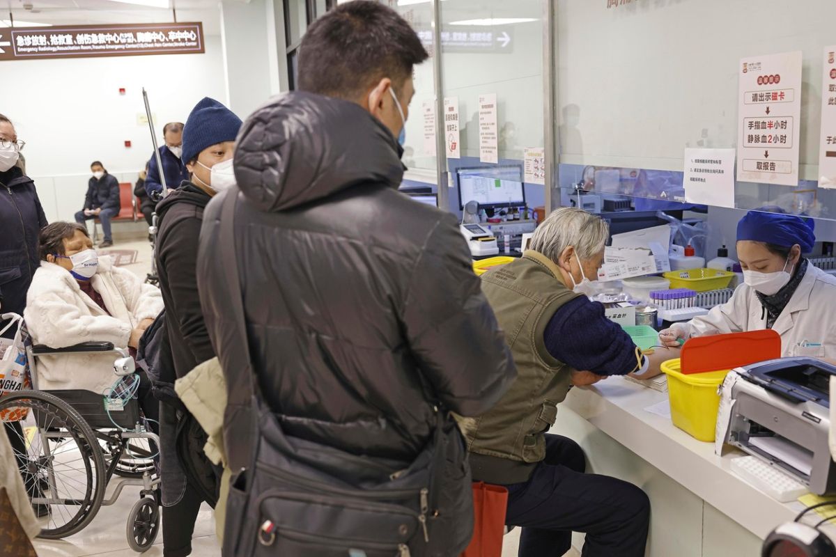 Haos în spitalele din Shanghai din cauza COVID. Un medic estimează că 70% din populația metropolei chineze este infectată