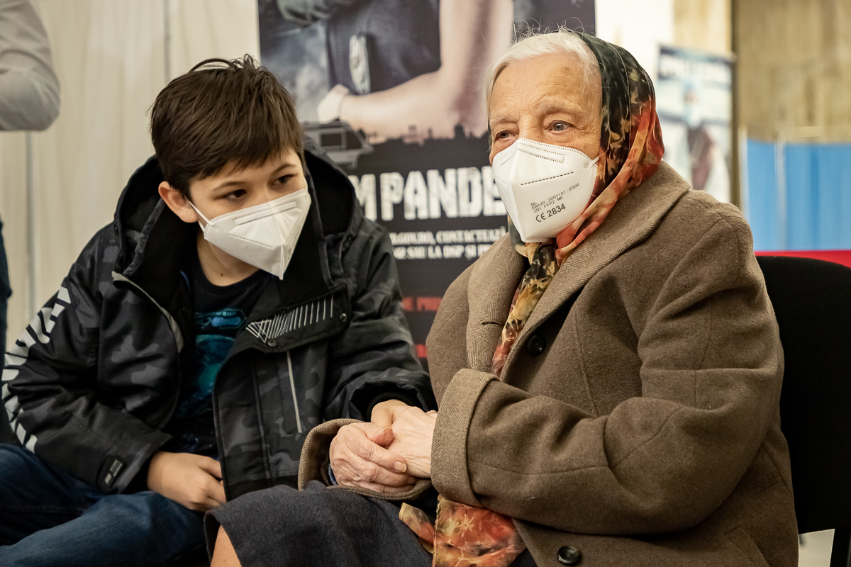 Cu strănepotul alături, cea mai în vârstă bucureșteancă s-a vaccinat anti-COVID, la 104 ani: „Pentru el am făcut-o, vreau să-l văd mare”