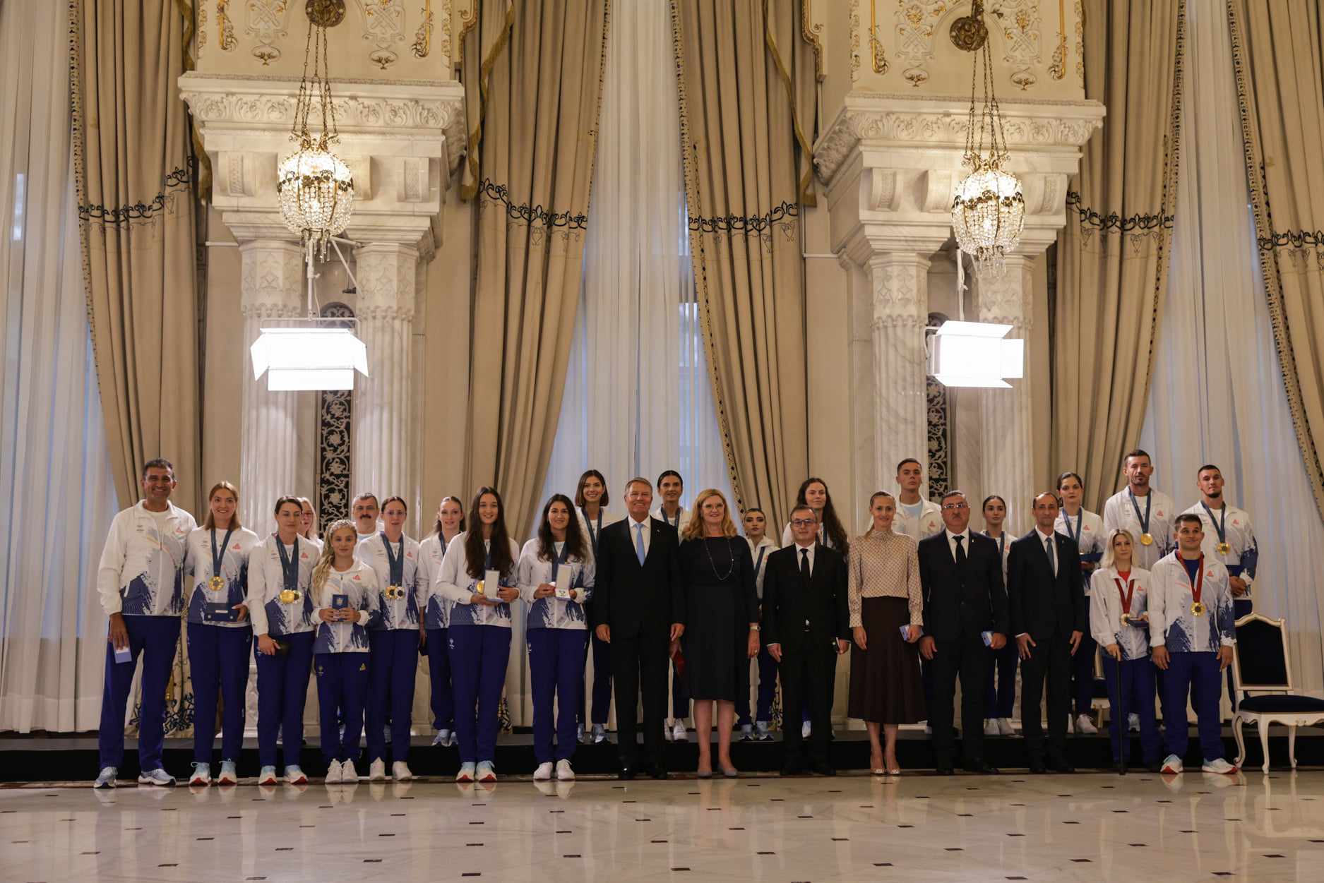 Gafă a președintelui Iohannis la decorarea medaliaţilor de la JO Paris. A spus „comemorarea”, în loc de „ceremonia” | VIDEO