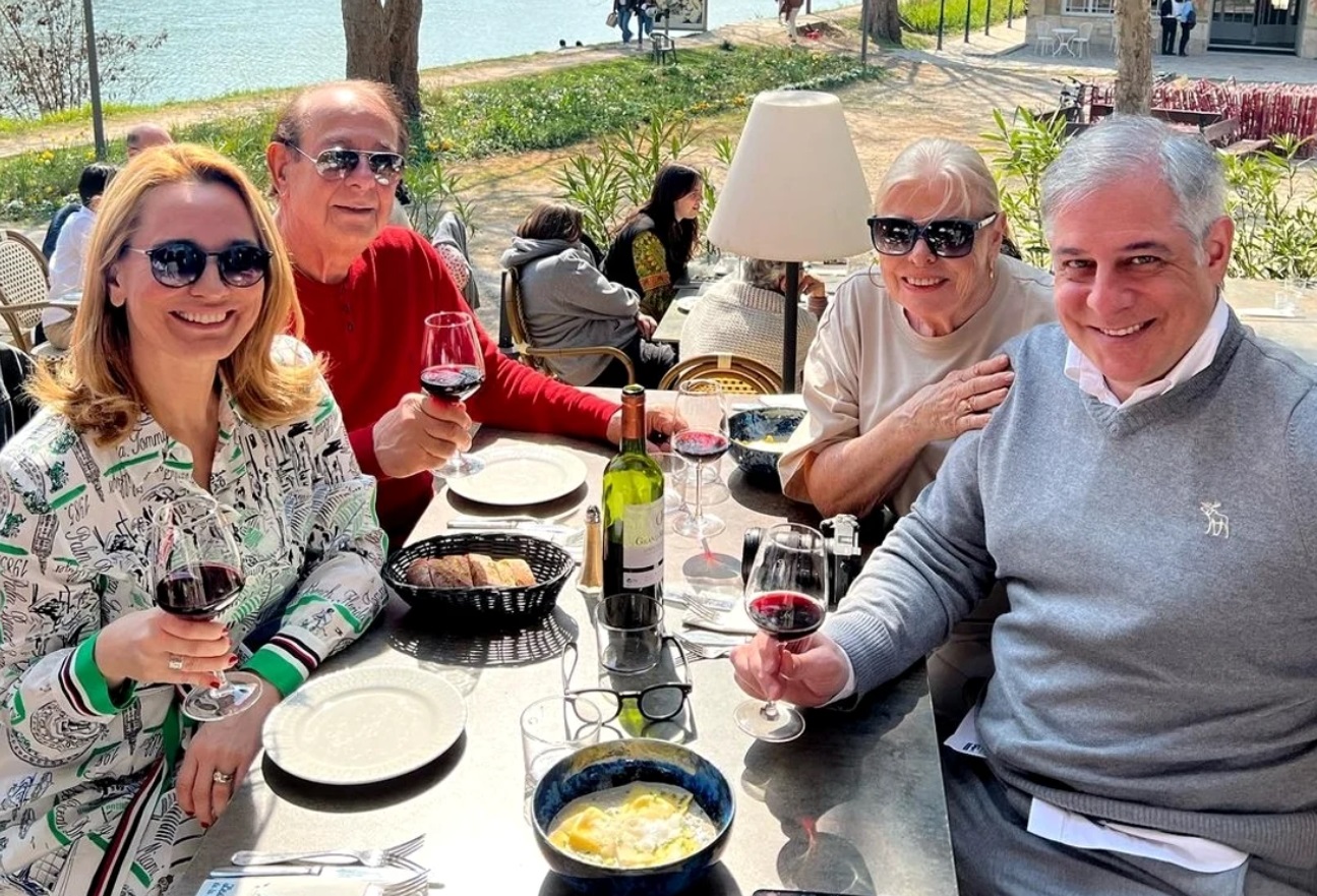 Imagine rară cu socrii Andreei Esca. Melkon Eram și soția Anne au fost surprinși la un restaurant în Paris, cu nepoții lor