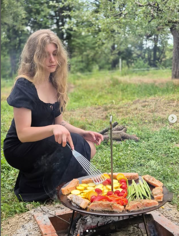Cum a apărut Sofia, fiica lui Dragoș Bucur și a Danei Nălbaru, în curtea de la țară a părinților ei. „Surpriză!”