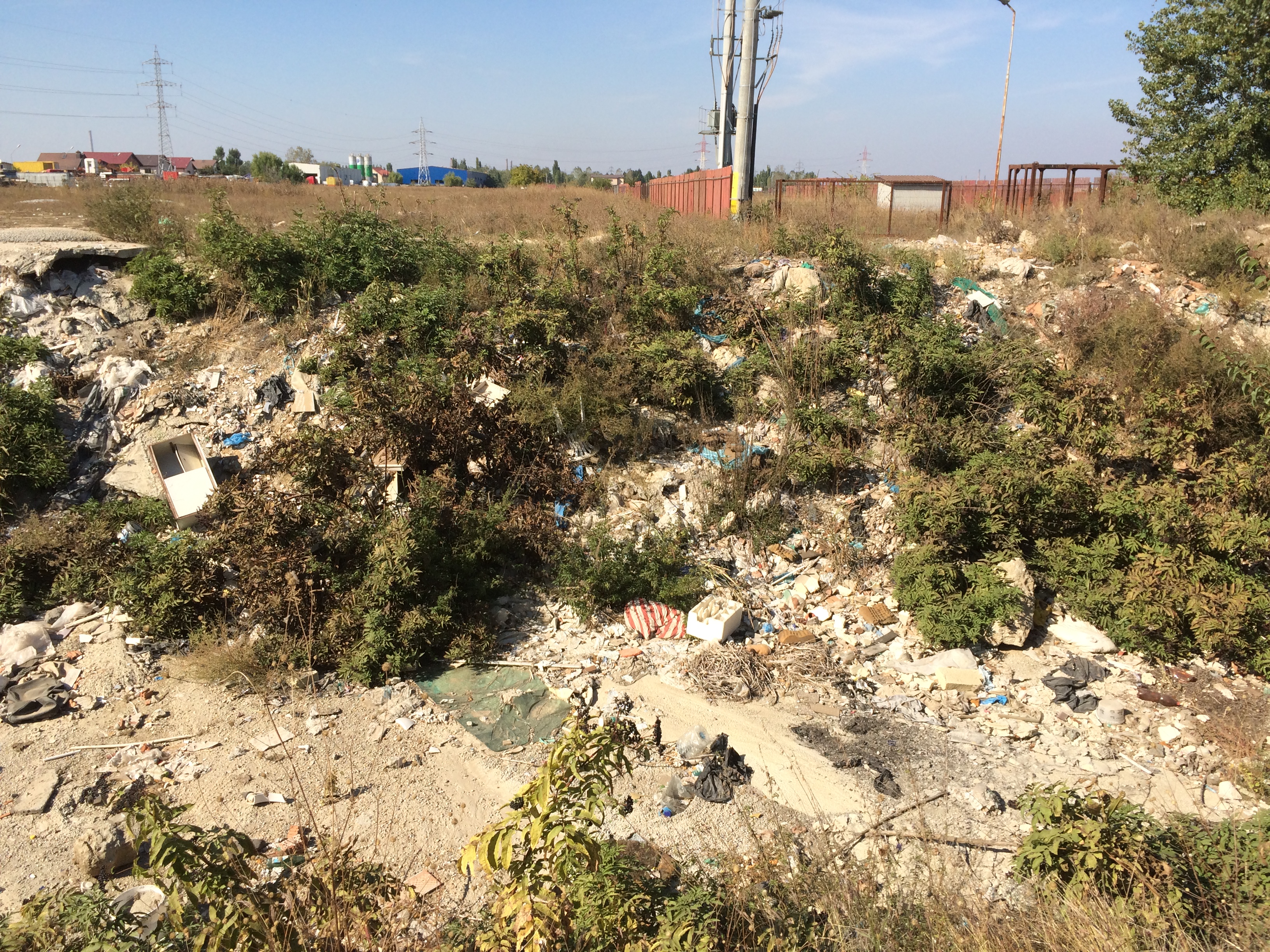 VIDEO | Canalul de irigații de lângă București e înfundat cu tone de gunoi. Autoritățile nu găsesc nici soluțiile, nici vinovații, dar vor să monteze camere de supraveghere!