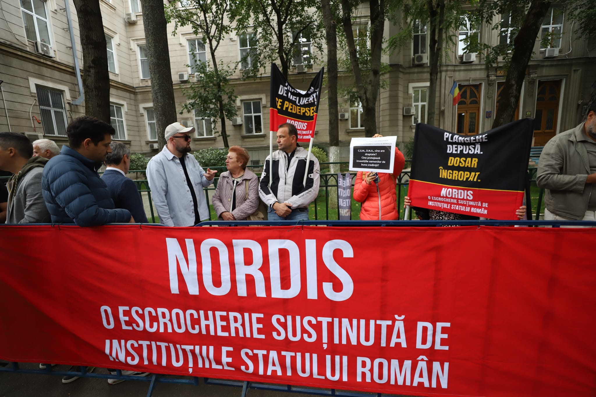 Păgubiții Nordis protestează în fața DNA