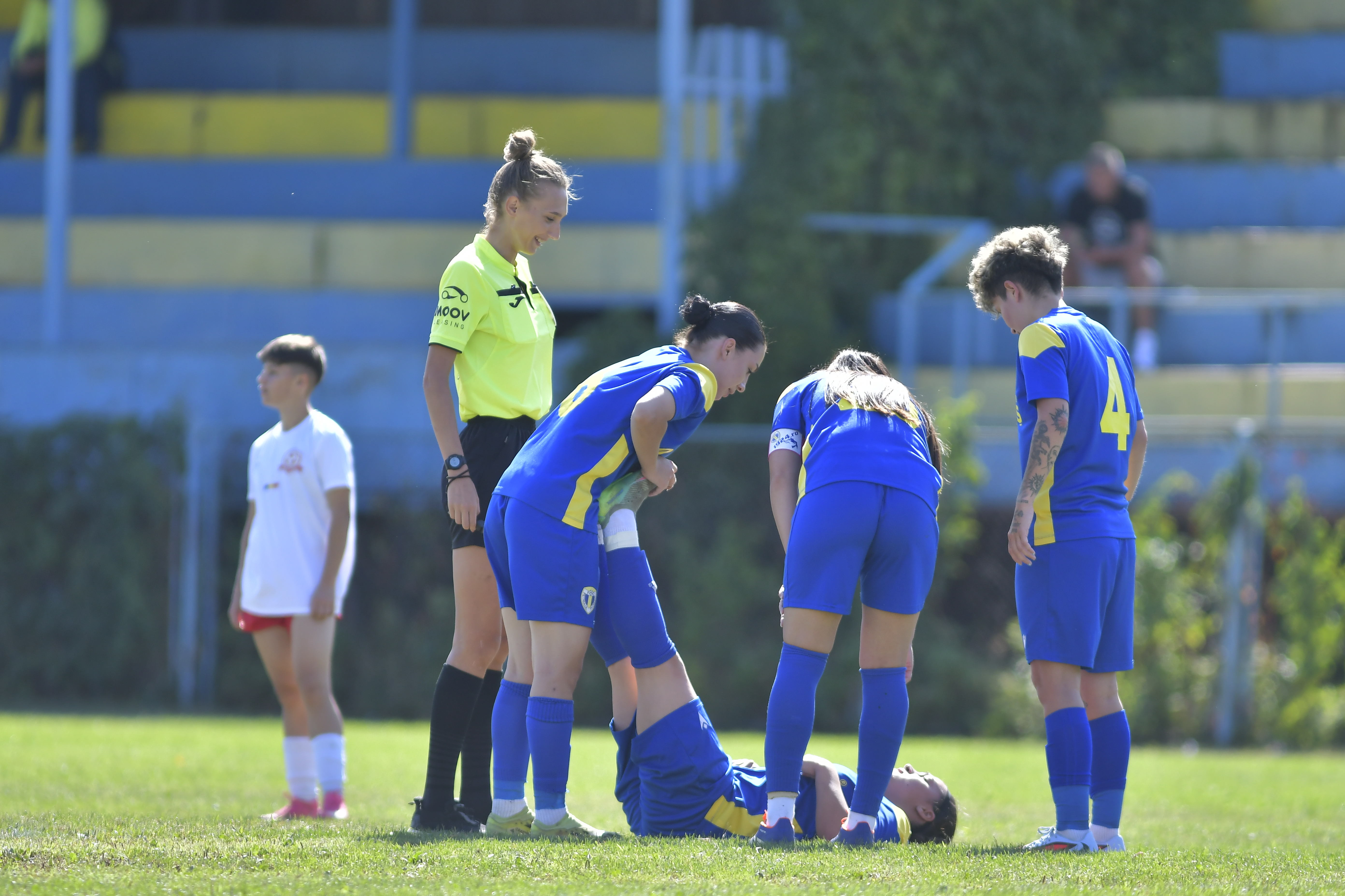 Arbitra Alexandra Ogică își urmează visul de a ajunge ecuson FIFA. Soția celui supranumit „Spaima loteriei” a condus la Ploiești un meci feminin din Liga 2: „Ea când vrea să fluiere, fluieră!”