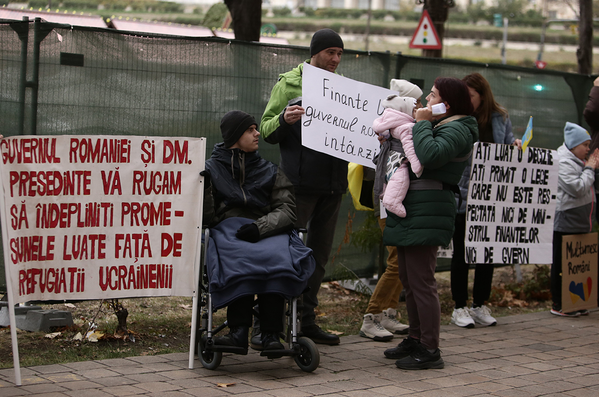 „Încercăm să nu consumăm prea multă apă sau lumină”. Protestul ucrainenilor refugiați în România care nu au primit banii promiși de Guvern
